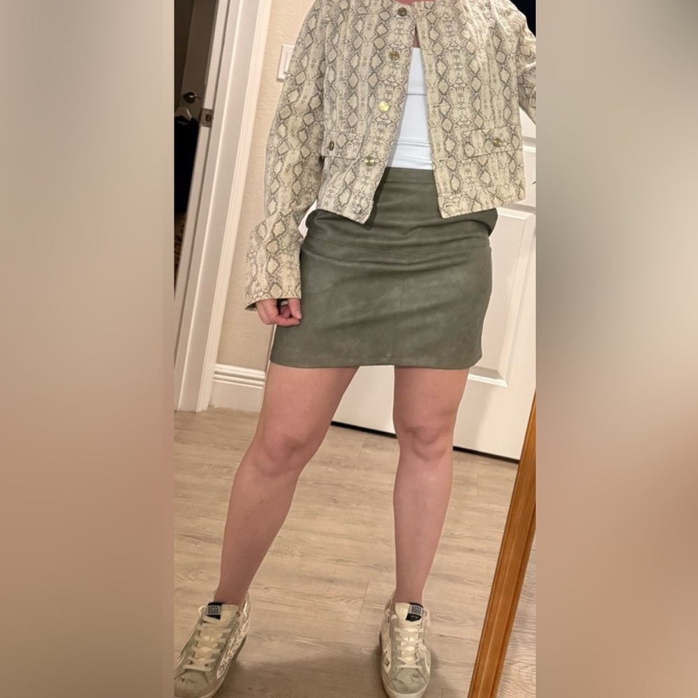 Green leather skirt with pockets Size M